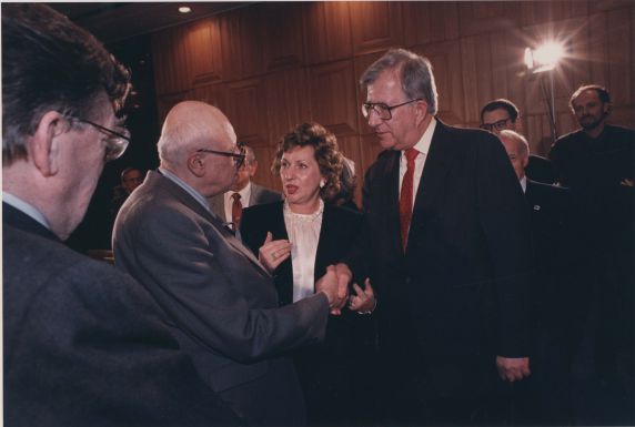 (28000) Albert Shanker, Lane Kirkland, Andrei Sakarov, William Thorne (28000) Albert Shanker, Lane Kirkland, Andrei Sakarov, William Thorne